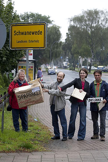 Fotoaktion Sparpaket-Wette vor Ortsschildern: Schwanewede Lkr. Osterholz